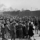 Seleccionando a los prisioneros en el campo de concentración. Wikimedia Commons